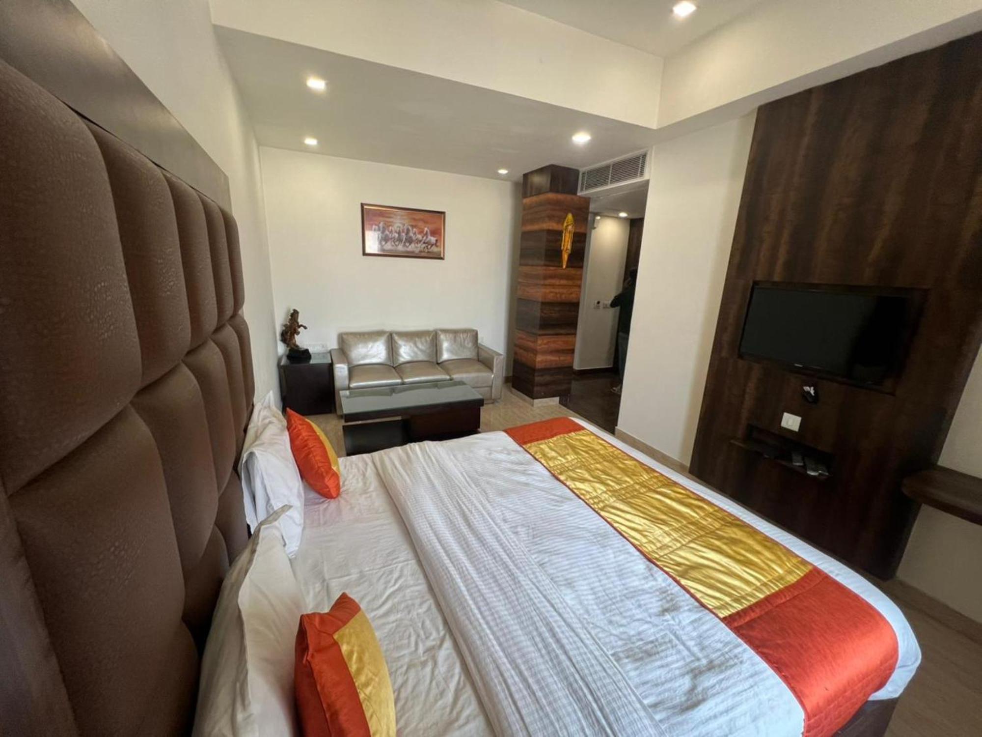 Hotel Royal Palace Hapur Zewnętrze zdjęcie