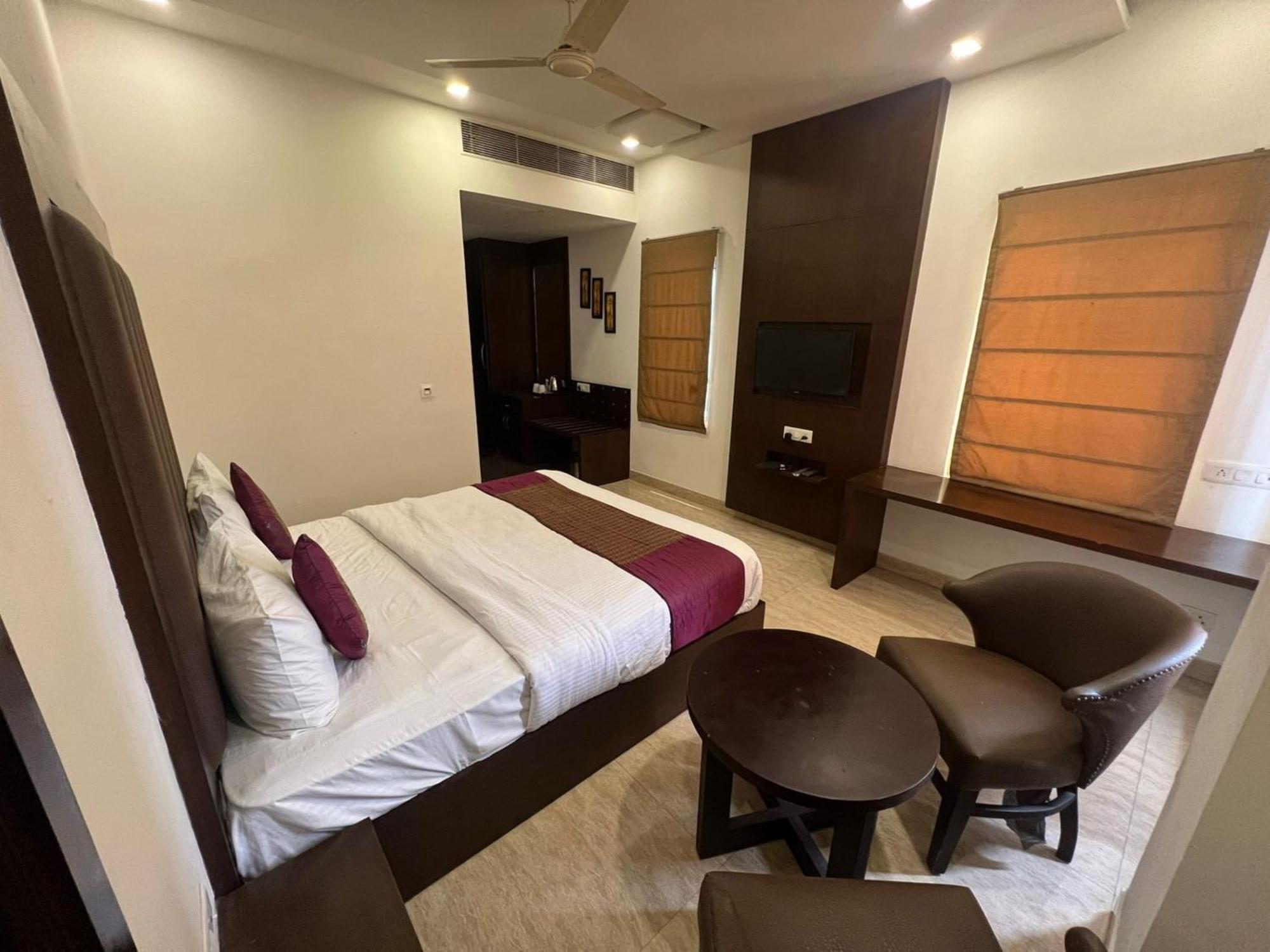 Hotel Royal Palace Hapur Zewnętrze zdjęcie