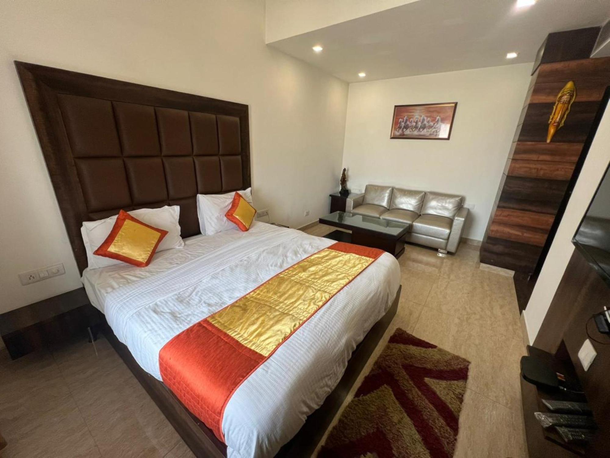Hotel Royal Palace Hapur Zewnętrze zdjęcie